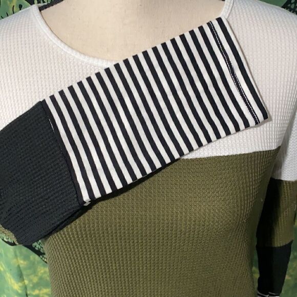 Long sleeve contrast color   - Picture 2 of 3